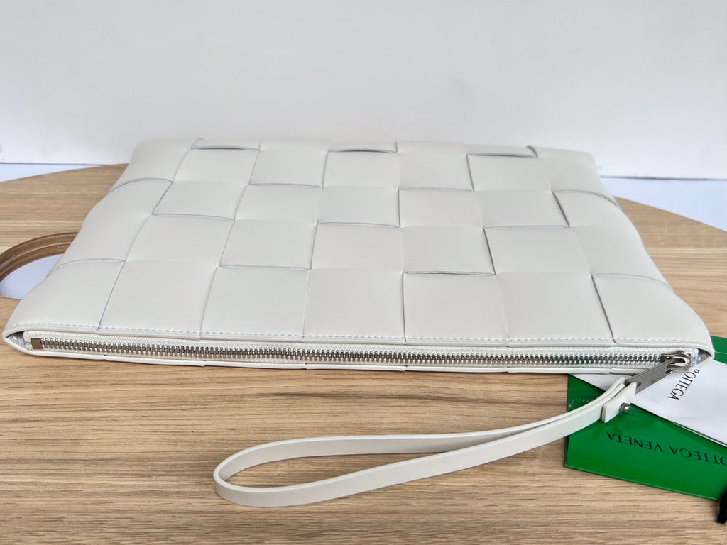 BOTTEGA VENETA LARGE CASSETTE POUCH 35 IN WHITE CALFSKIN