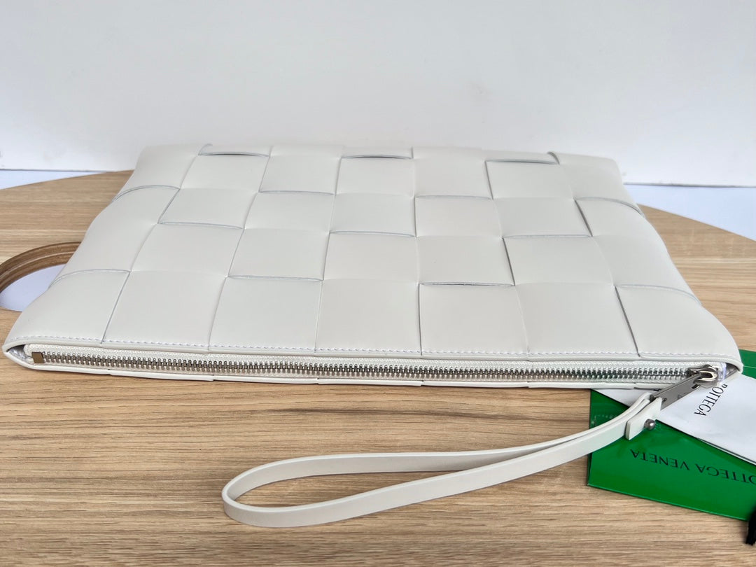 BOTTEGA VENETA LARGE CASSETTE POUCH 35 IN WHITE CALFSKIN