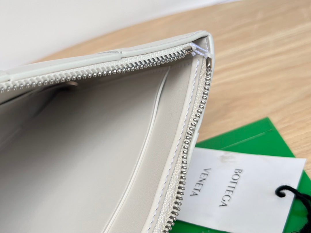 BOTTEGA VENETA LARGE CASSETTE POUCH 35 IN WHITE CALFSKIN