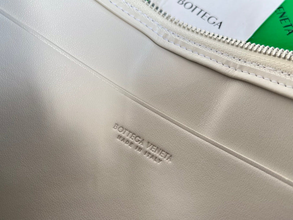 BOTTEGA VENETA LARGE CASSETTE POUCH 35 IN WHITE CALFSKIN