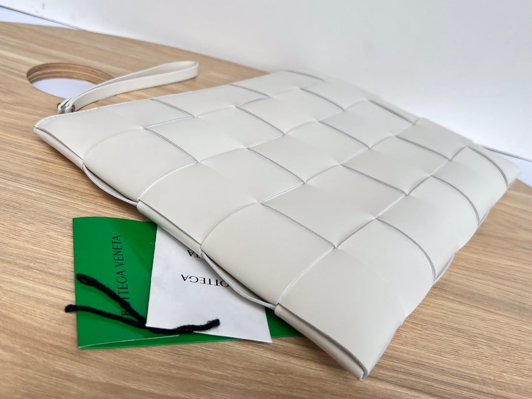 BOTTEGA VENETA LARGE CASSETTE POUCH 35 IN WHITE CALFSKIN