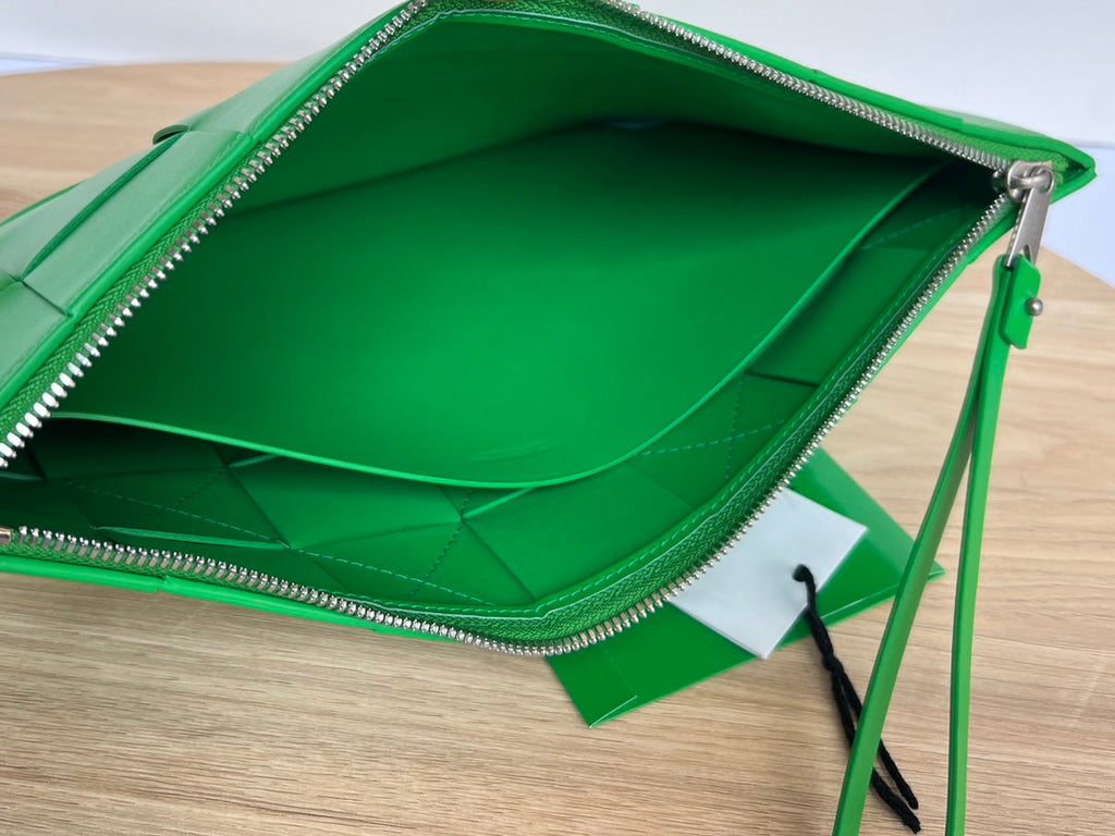 BOTTEGA VENETA LARGE CASSETTE POUCH 35 IN MALACHITE GREEN CALFSKIN