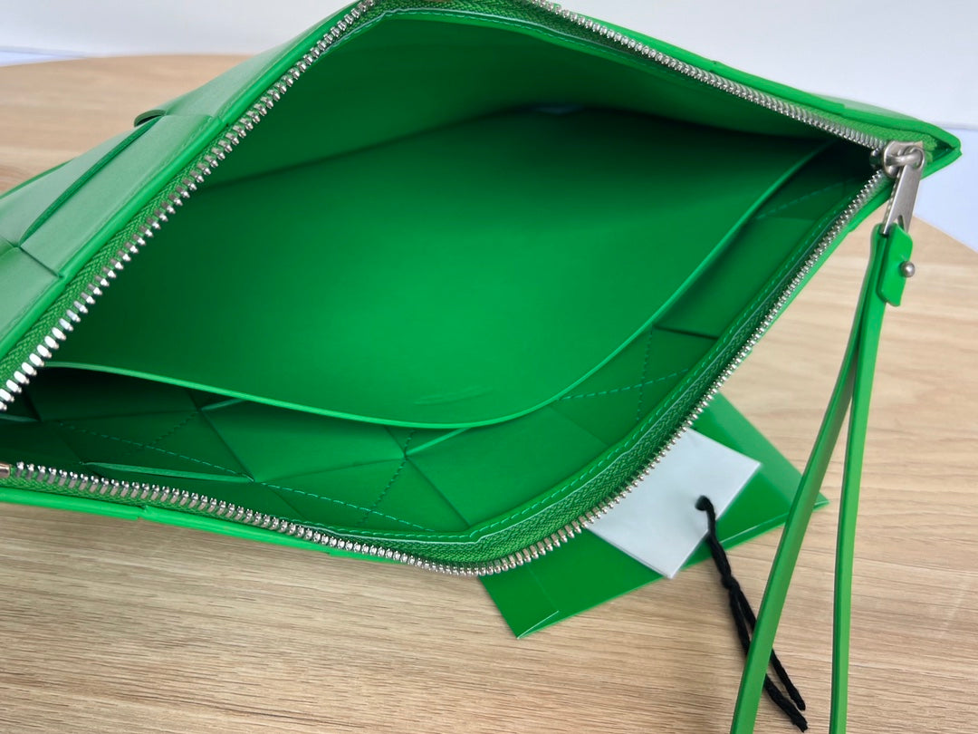 BOTTEGA VENETA LARGE CASSETTE POUCH 35 IN MALACHITE GREEN CALFSKIN