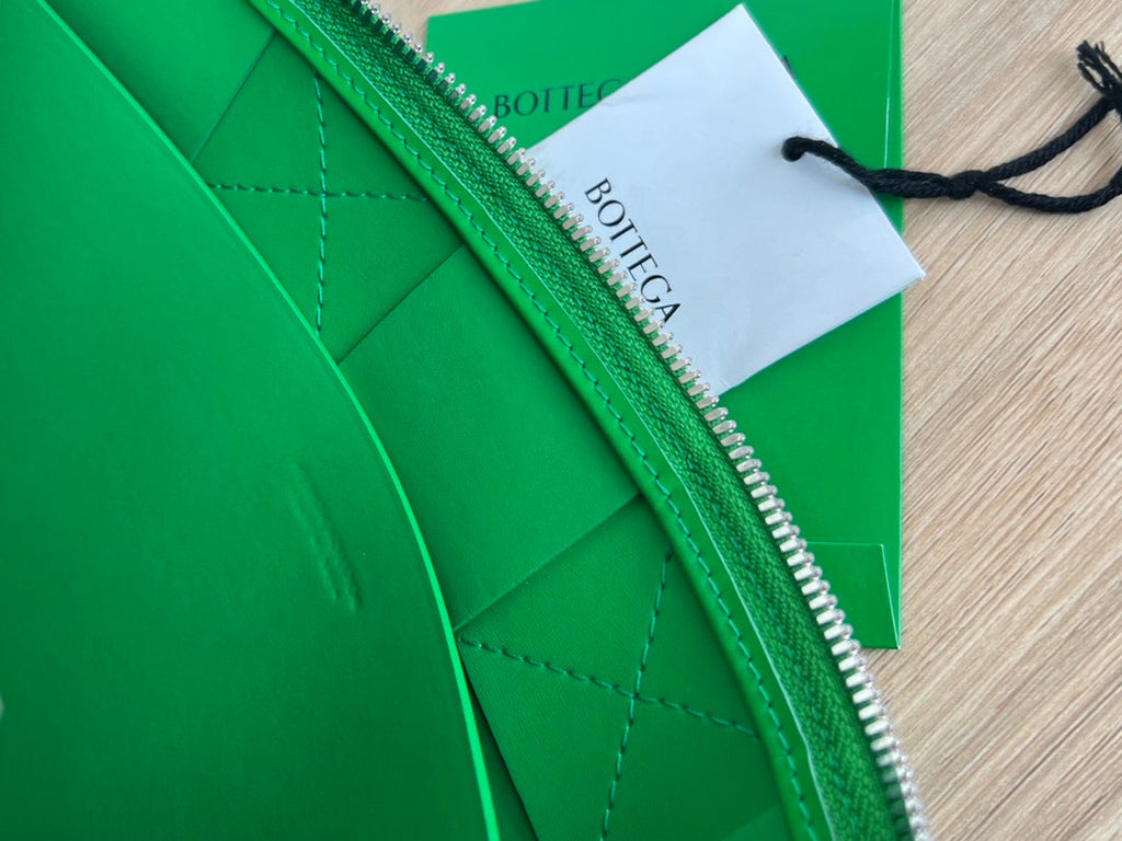BOTTEGA VENETA LARGE CASSETTE POUCH 35 IN MALACHITE GREEN CALFSKIN