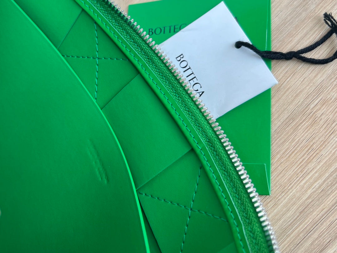 BOTTEGA VENETA LARGE CASSETTE POUCH 35 IN MALACHITE GREEN CALFSKIN