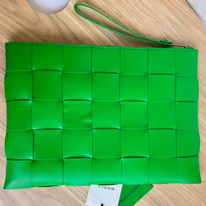 BOTTEGA VENETA LARGE CASSETTE POUCH 35 IN MALACHITE GREEN CALFSKIN