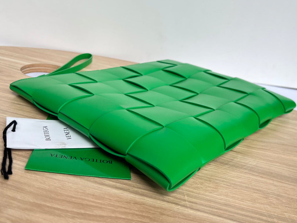 BOTTEGA VENETA LARGE CASSETTE POUCH 35 IN MALACHITE GREEN CALFSKIN