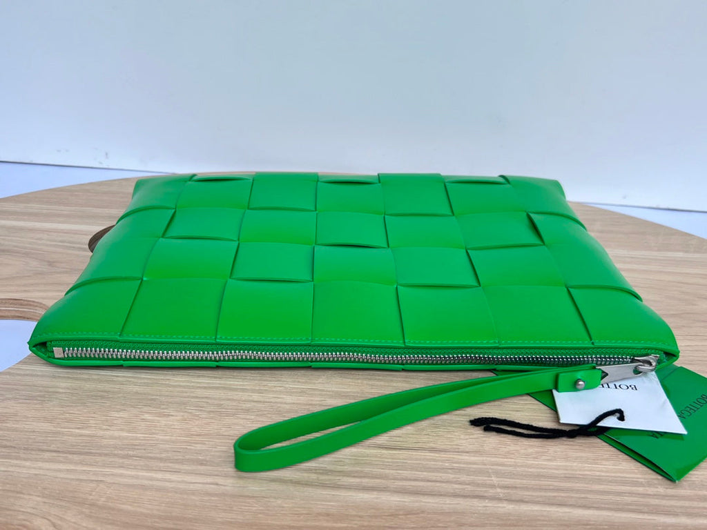BOTTEGA VENETA LARGE CASSETTE POUCH 35 IN MALACHITE GREEN CALFSKIN