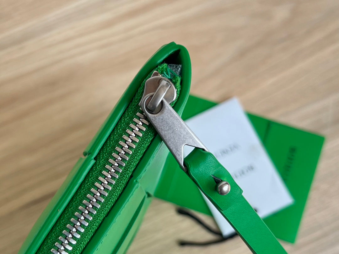 BOTTEGA VENETA LARGE CASSETTE POUCH 35 IN MALACHITE GREEN CALFSKIN