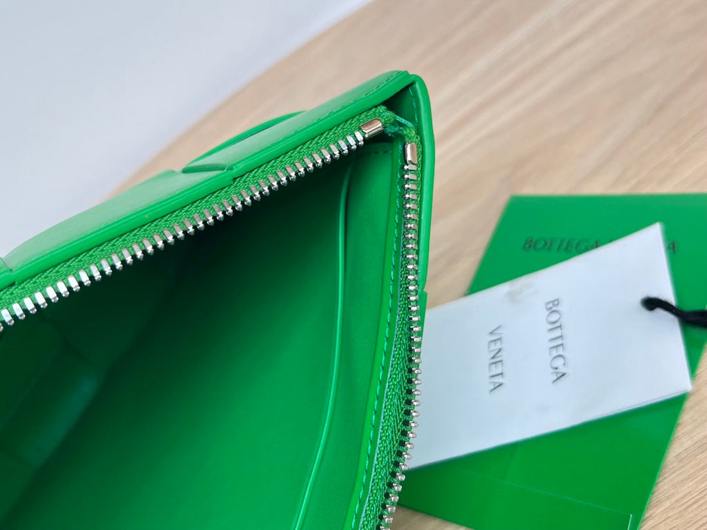 BOTTEGA VENETA LARGE CASSETTE POUCH 35 IN MALACHITE GREEN CALFSKIN