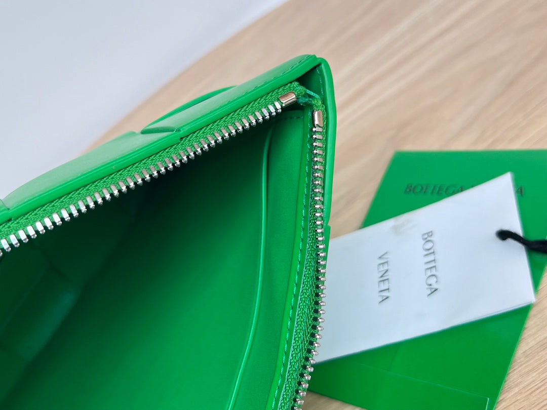 BOTTEGA VENETA LARGE CASSETTE POUCH 35 IN MALACHITE GREEN CALFSKIN