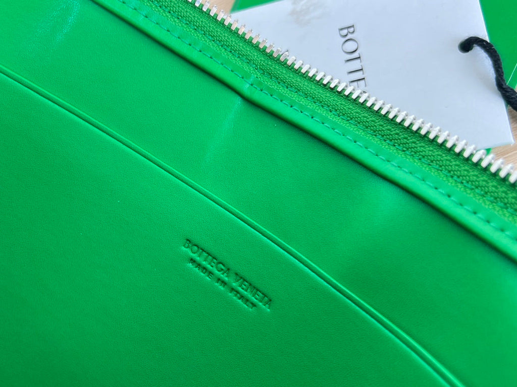 BOTTEGA VENETA LARGE CASSETTE POUCH 35 IN MALACHITE GREEN CALFSKIN