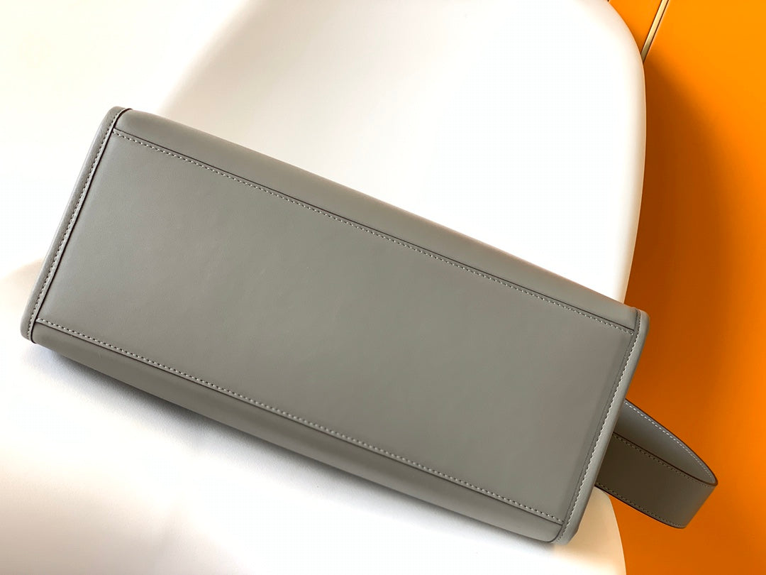 FENDI Fend Sunshine Medium Bag 35 Grey Leather