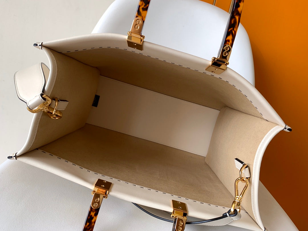 FENDI Fend Sunshine Medium Bag 35 White Leather