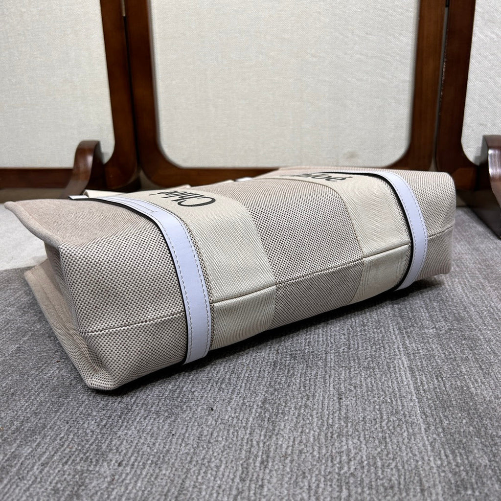 CHLOE MEDIUM WOODY TOTE BAG 37 IN BEIGE LINEN CANVAS WEBBING BLACK LOGO EMBROIDER WHITE CALFSKIN