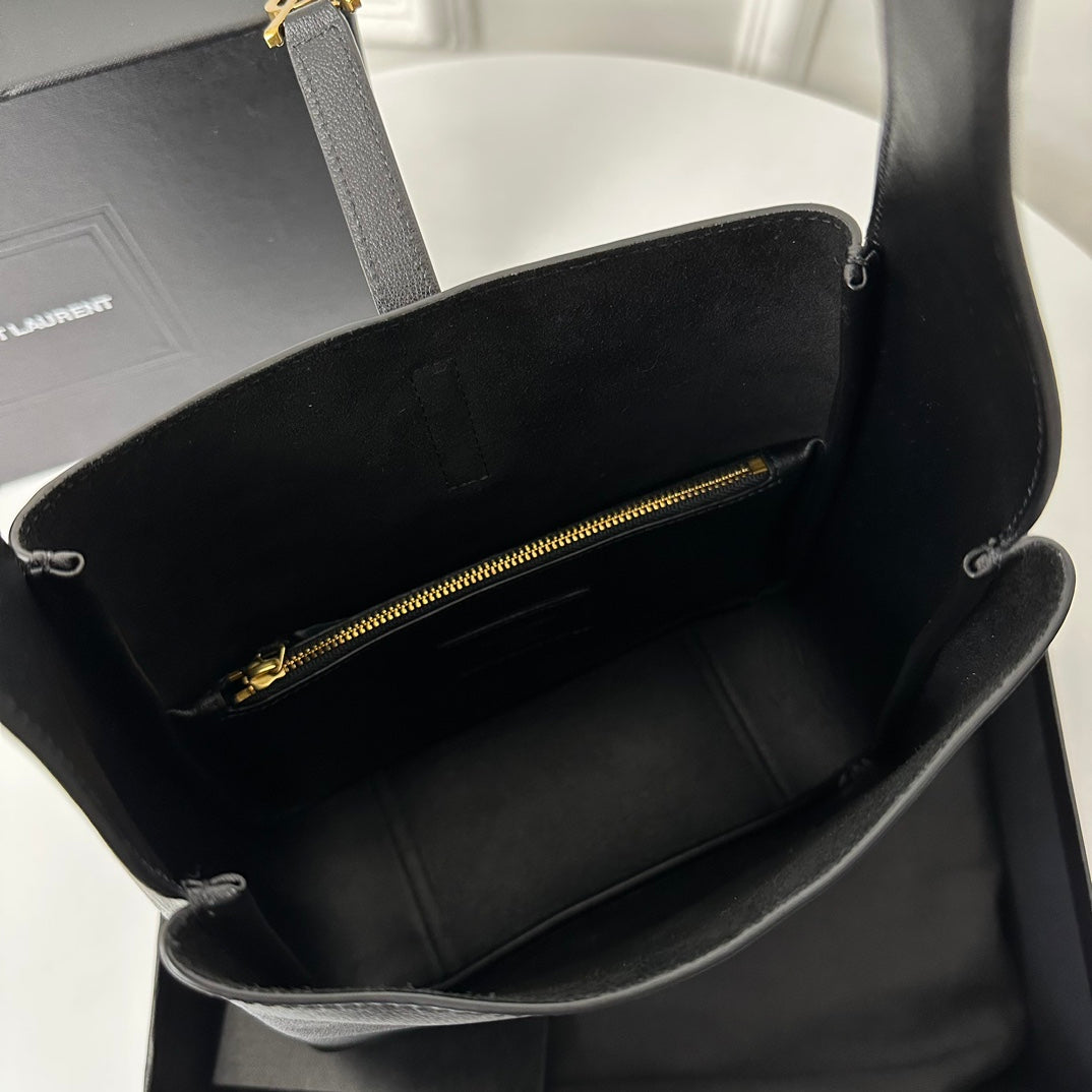 SAINT LAURENT LE 5 À 7 HANDBAG 22 IN BLACK CALFSKIN