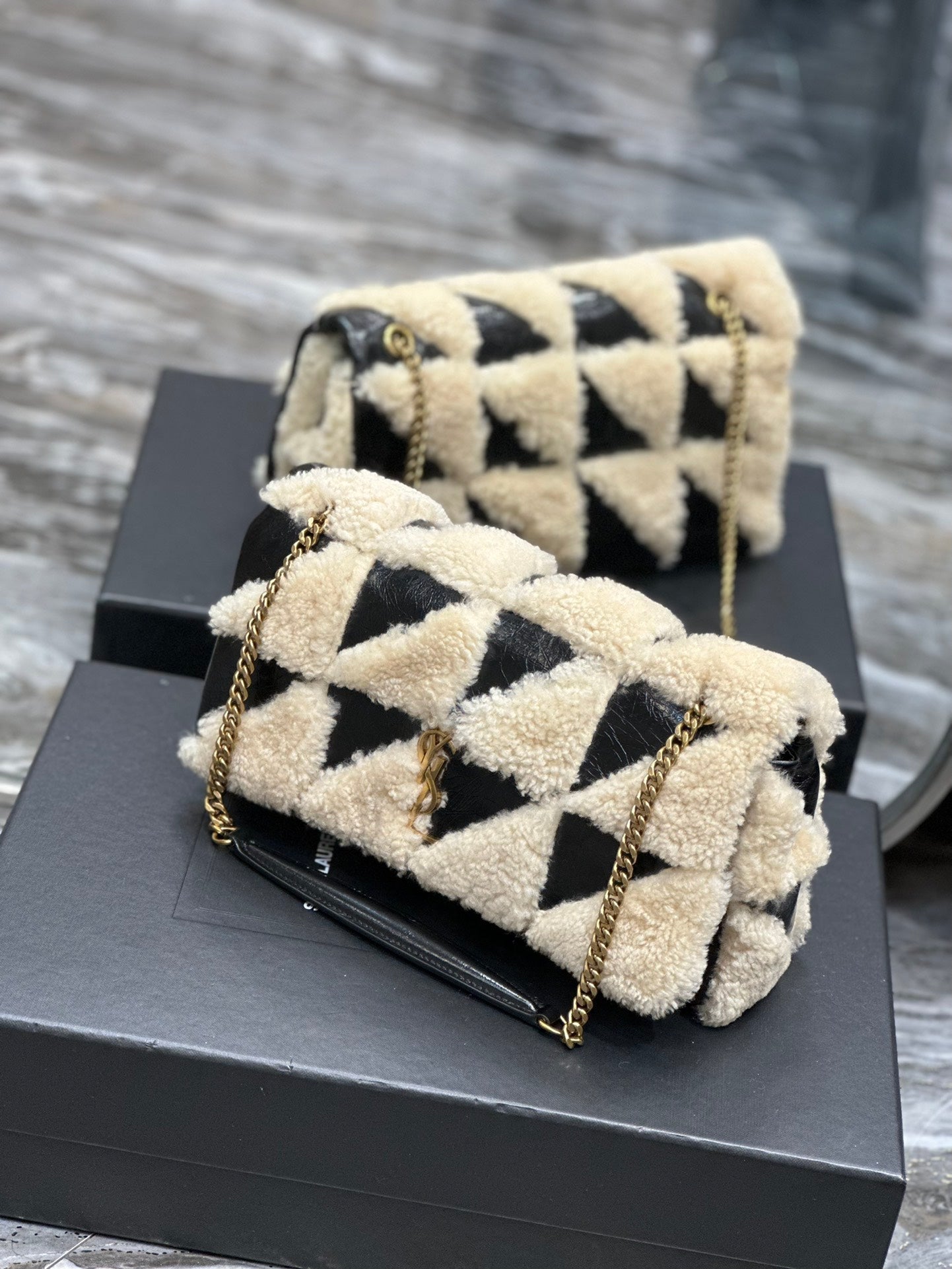 SAINT LAURENT JAMIE BAG 25 IN BLACK CALFSKIN MIX BEIGE SHEARLING GOLD HARDWARE