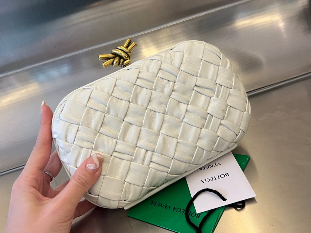 BOTTEGA VENETA KNOT 19 IN WHITE LAMBSKIN