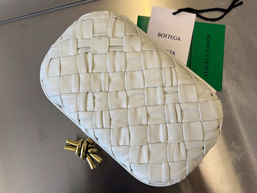 BOTTEGA VENETA KNOT 19 IN WHITE LAMBSKIN