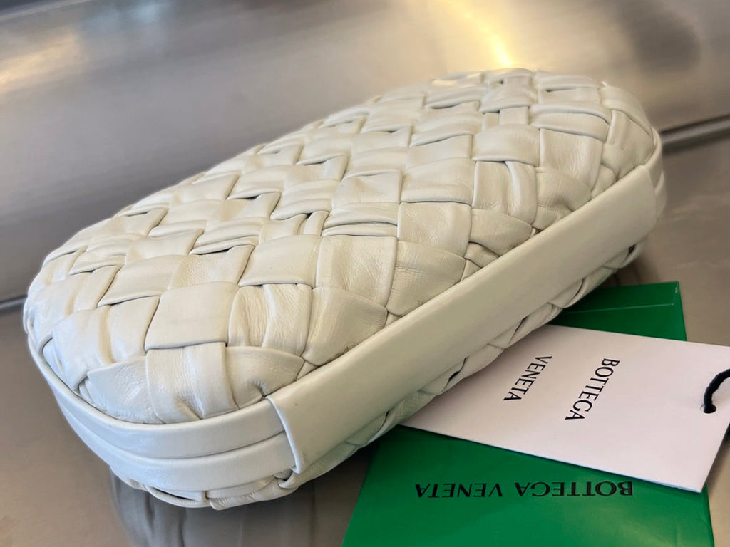 BOTTEGA VENETA KNOT 19 IN WHITE LAMBSKIN