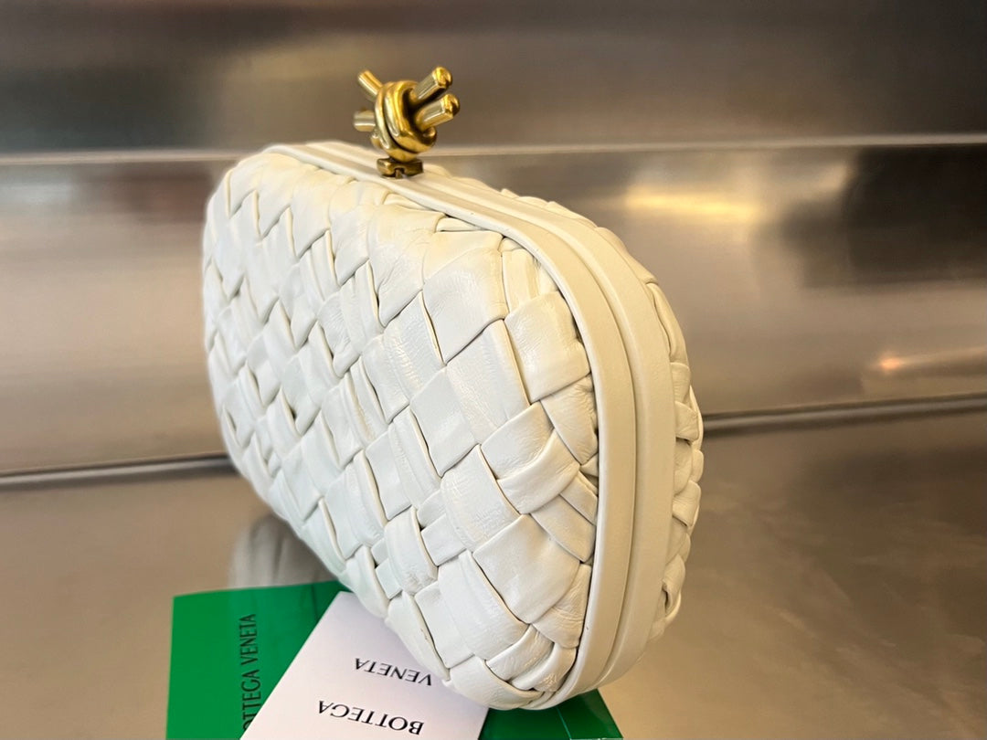 BOTTEGA VENETA KNOT 19 IN WHITE LAMBSKIN