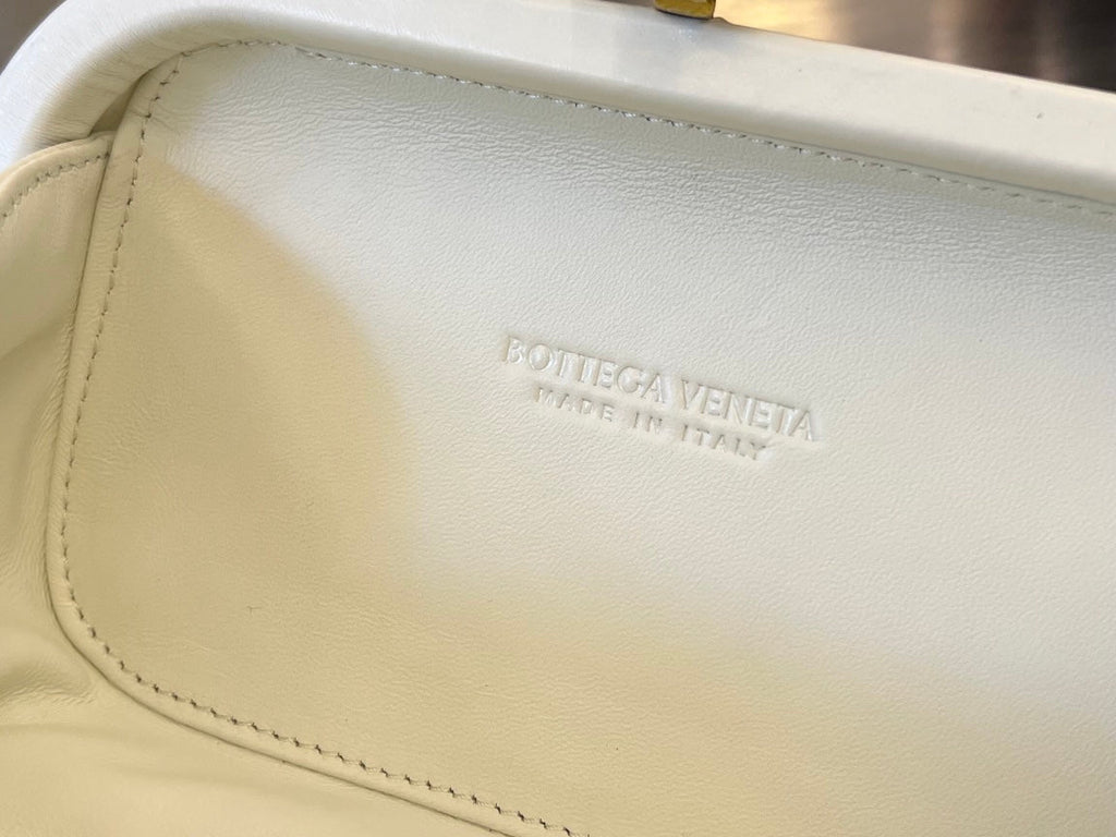 BOTTEGA VENETA KNOT 19 IN WHITE LAMBSKIN