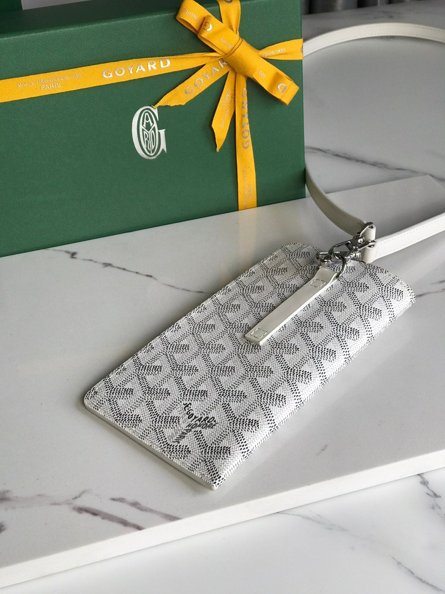 GOYARD MONTMARTRE GM CASE 18 IN WHITE GOYARDINE CANVAS