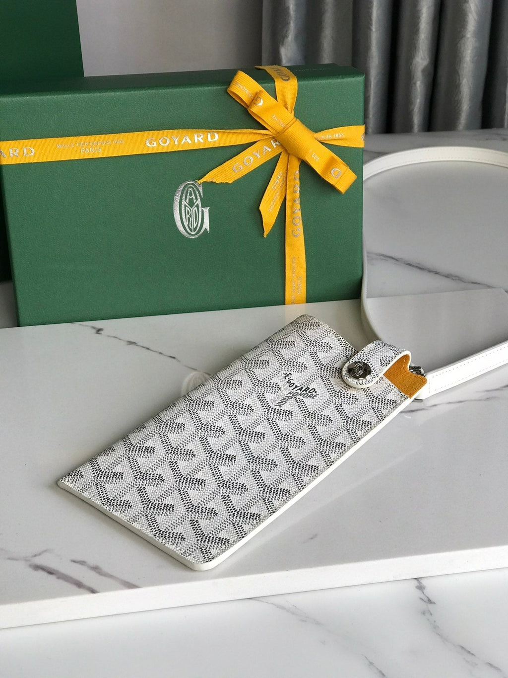 GOYARD MONTMARTRE GM CASE 18 IN WHITE GOYARDINE CANVAS