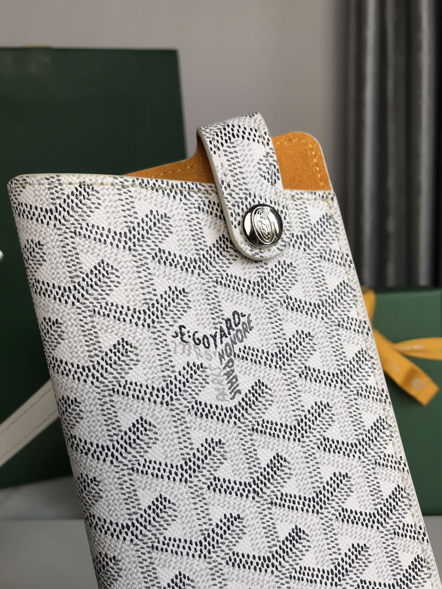 GOYARD MONTMARTRE GM CASE 18 IN WHITE GOYARDINE CANVAS