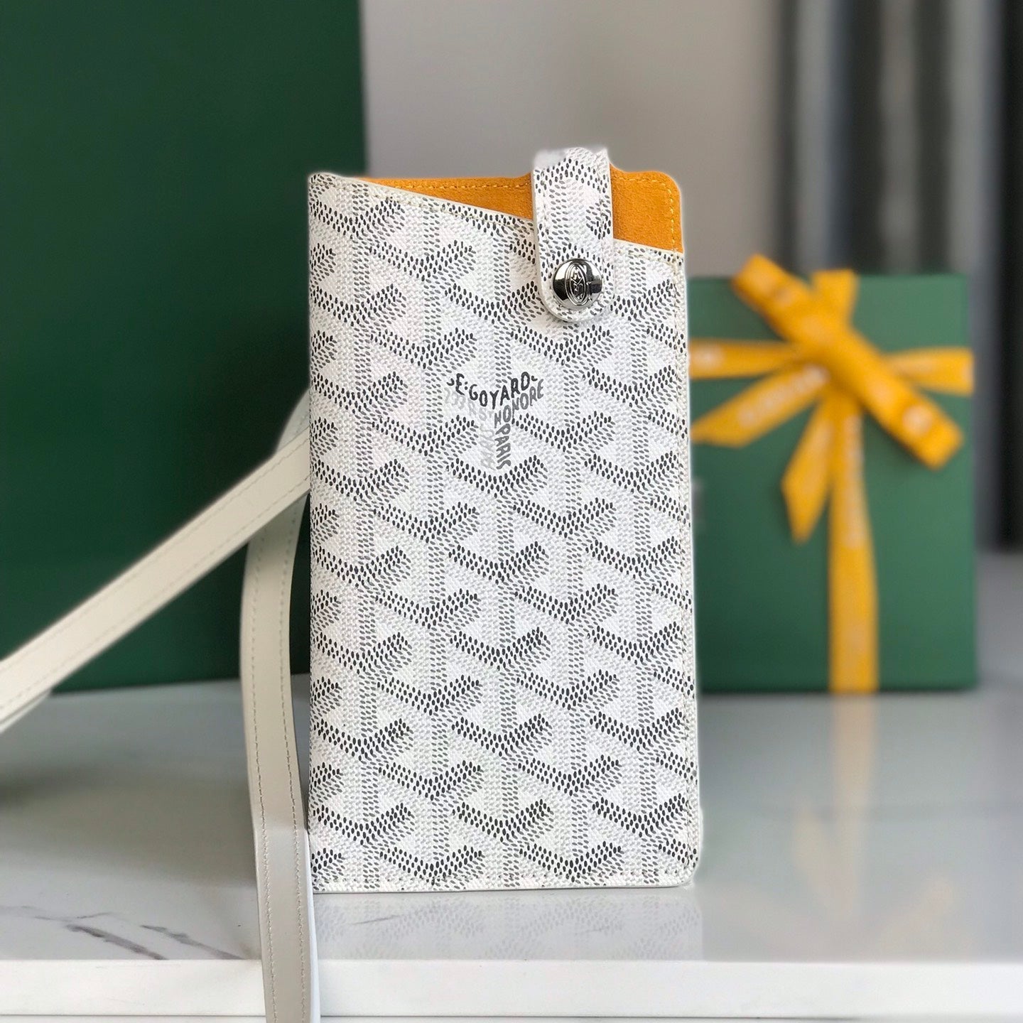 GOYARD MONTMARTRE GM CASE 18 IN WHITE GOYARDINE CANVAS