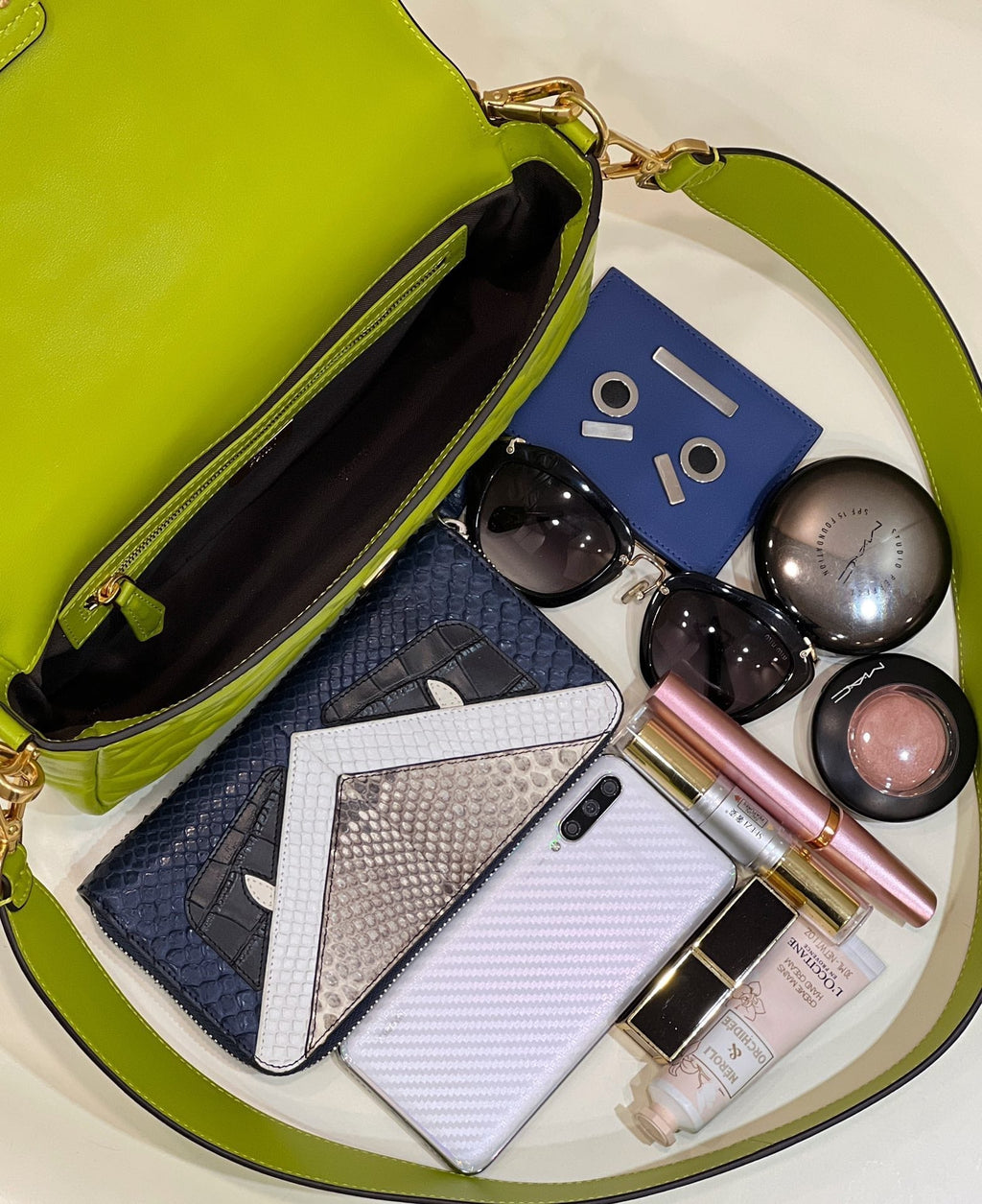 FENDI BAGUETTE WITH FF MOTIF 27 IN LIMERICK SOFT LAMBSKIN GOLD HARDWARE