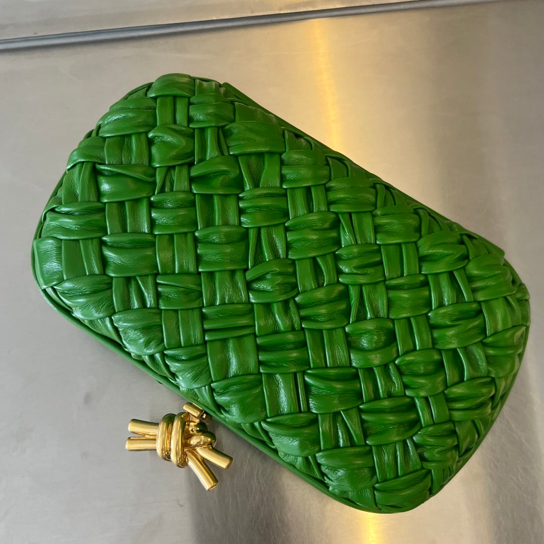 BOTTEGA VENETA KNOT 19 IN EMERALD GREEN LAMBSKIN