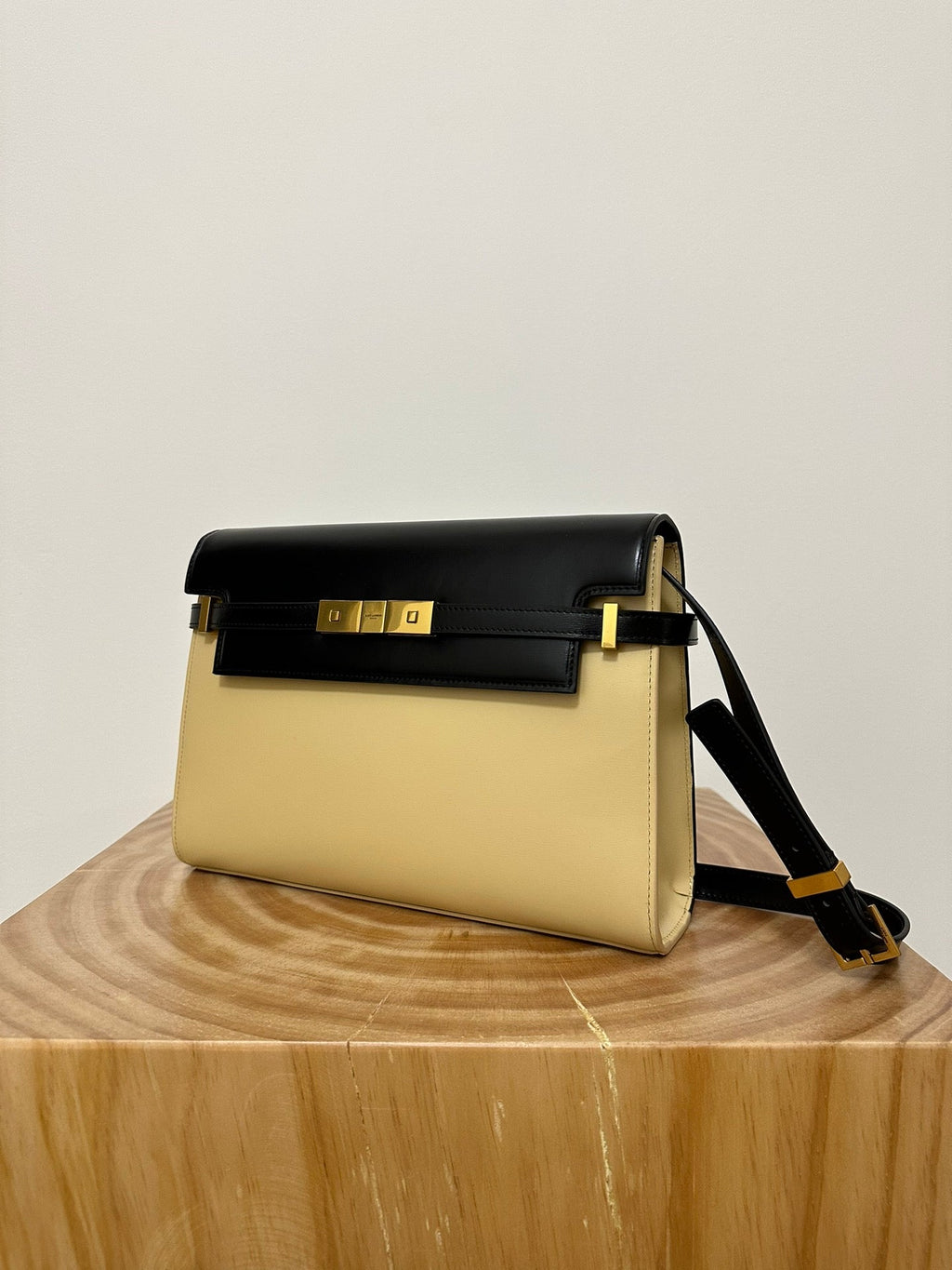 SAINT LAURENT MANHATTAN 29 TOP-HANDLE IN SMOOTH BLACK BEIGE CALFSKIN