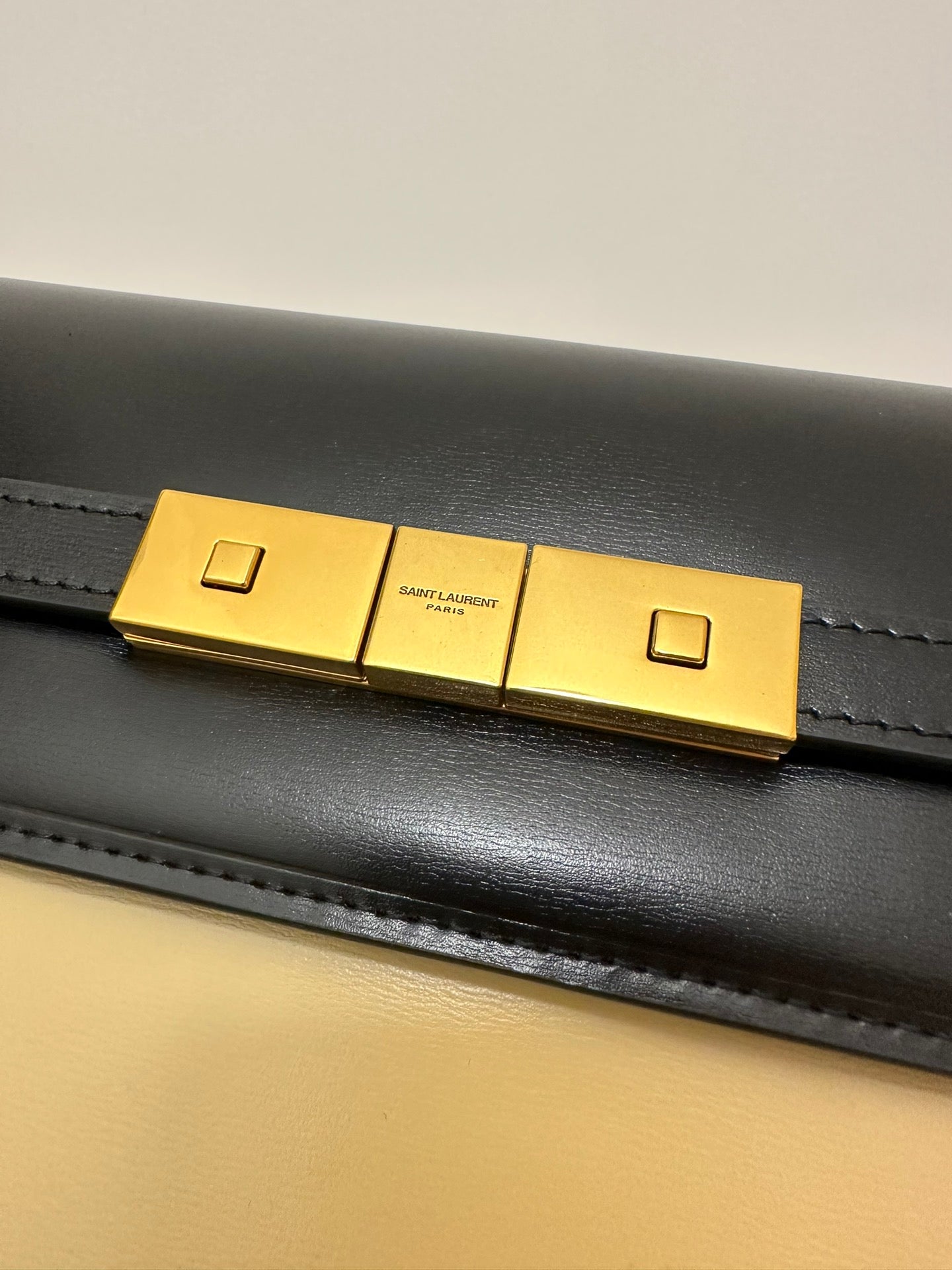 SAINT LAURENT MANHATTAN 29 TOP-HANDLE IN SMOOTH BLACK BEIGE CALFSKIN