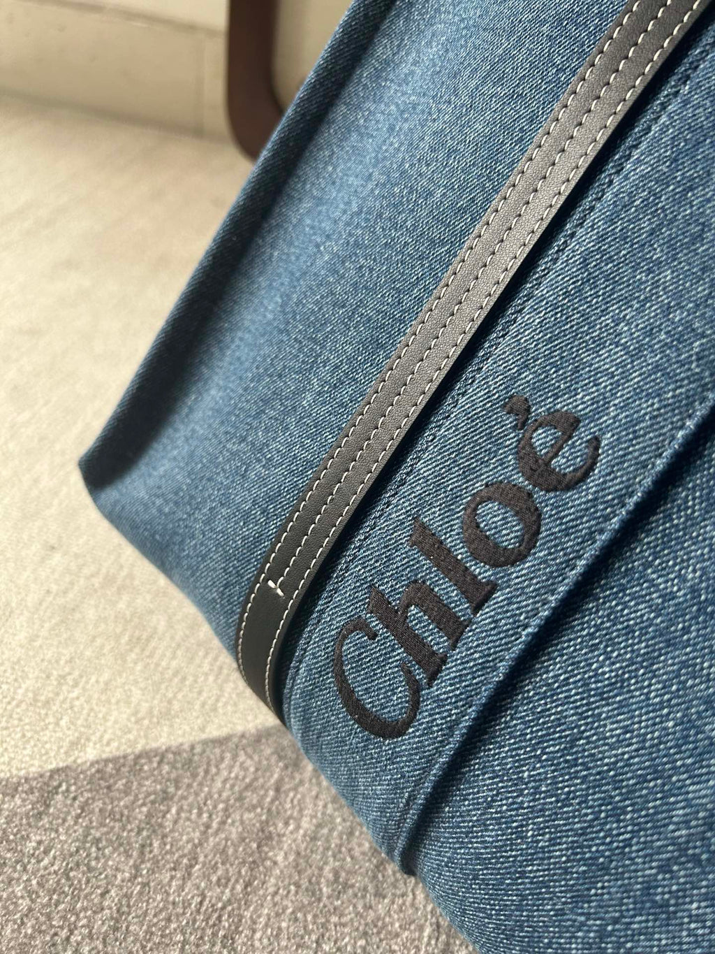 CHLOE LAGRE WOODY TOTE BAG 45 IN BLUE DENIM BLACK CALFSKIN