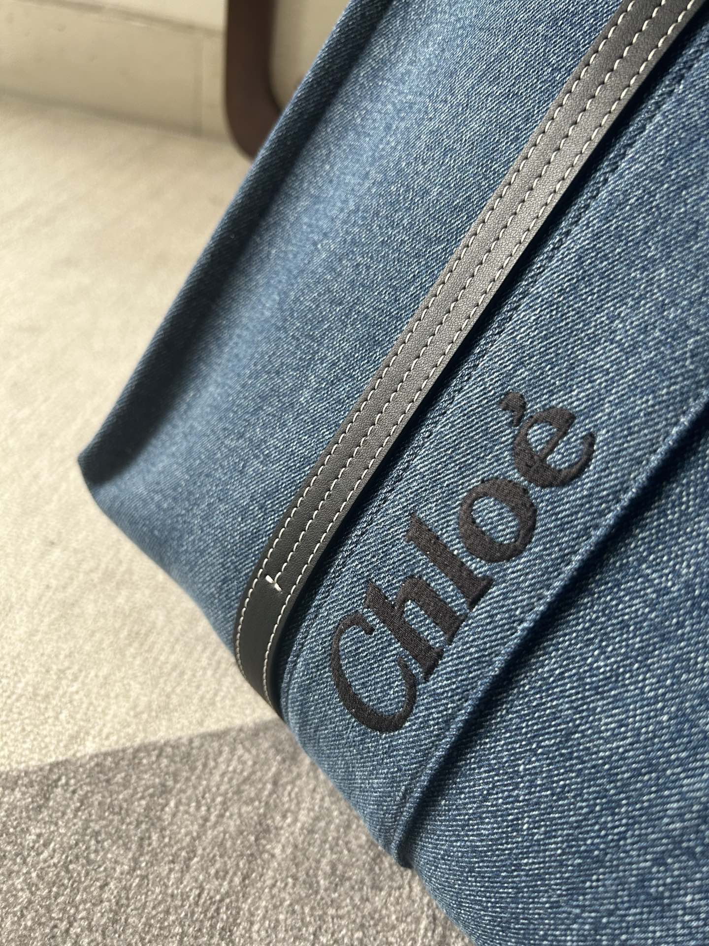 CHLOE LAGRE WOODY TOTE BAG 45 IN BLUE DENIM BLACK CALFSKIN