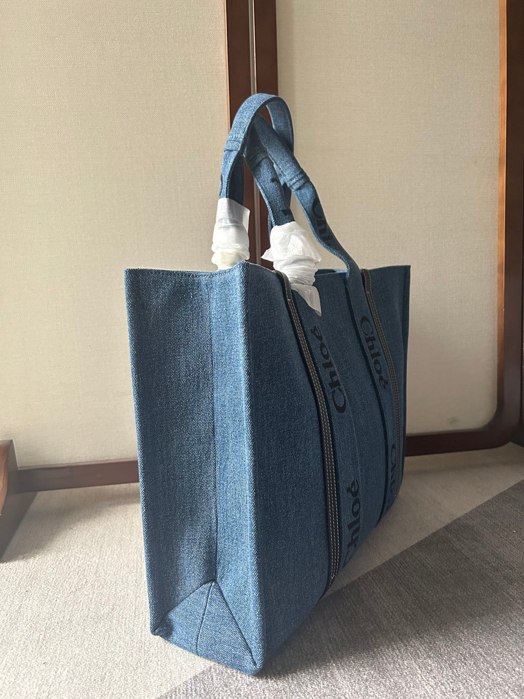 CHLOE LAGRE WOODY TOTE BAG 45 IN BLUE DENIM BLACK CALFSKIN