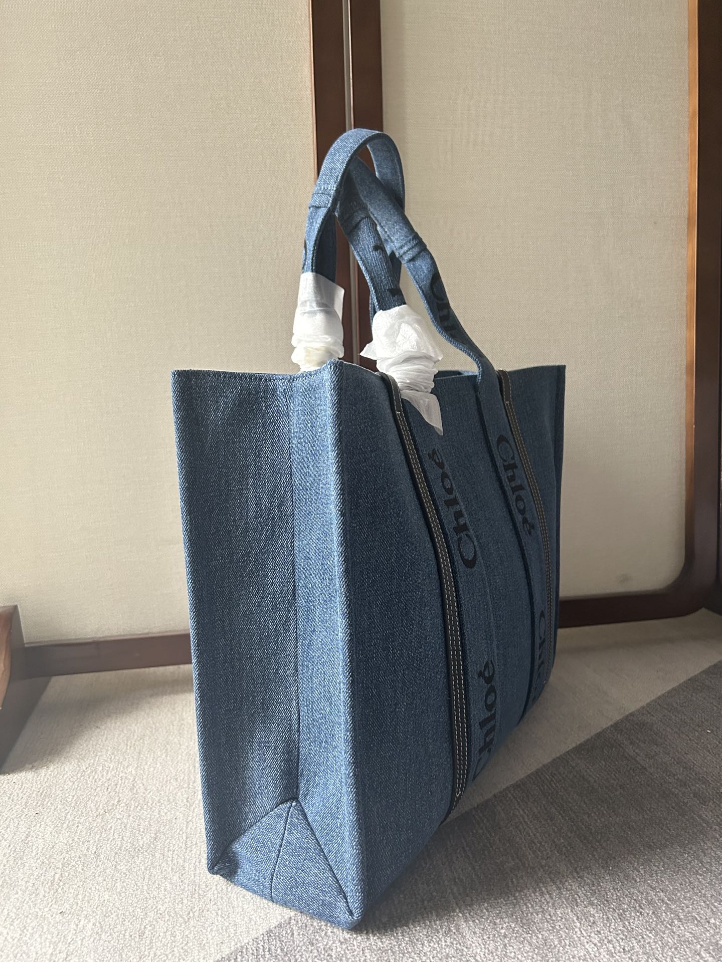 CHLOE LAGRE WOODY TOTE BAG 45 IN BLUE DENIM BLACK CALFSKIN