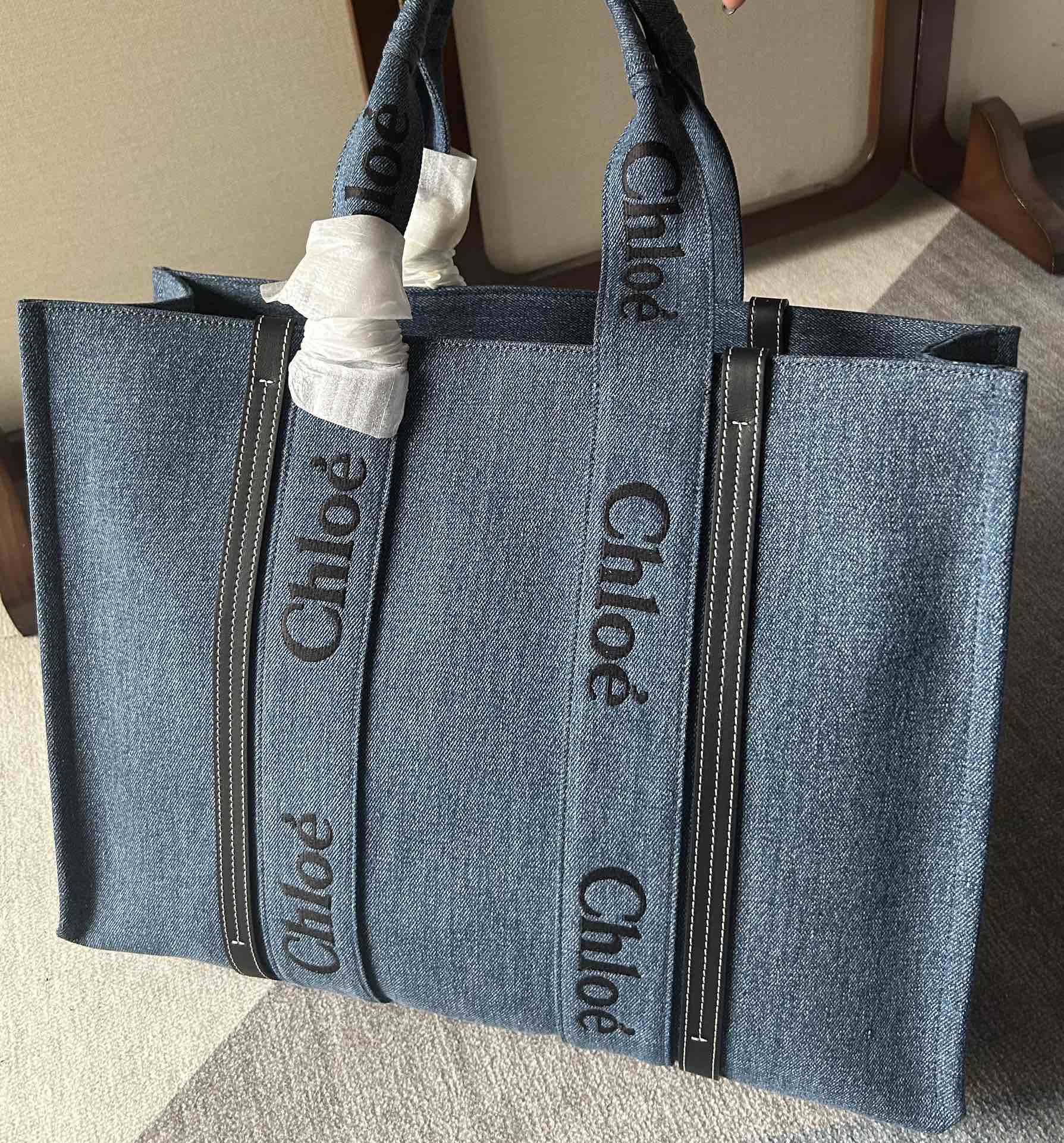 CHLOE LAGRE WOODY TOTE BAG 45 IN BLUE DENIM BLACK CALFSKIN