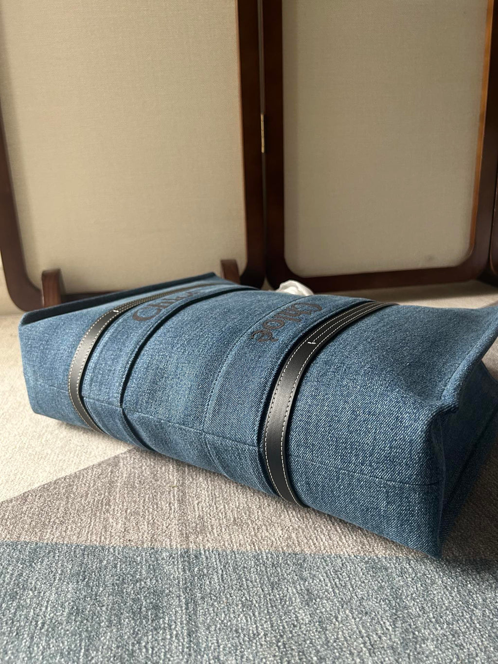 CHLOE LAGRE WOODY TOTE BAG 45 IN BLUE DENIM BLACK CALFSKIN