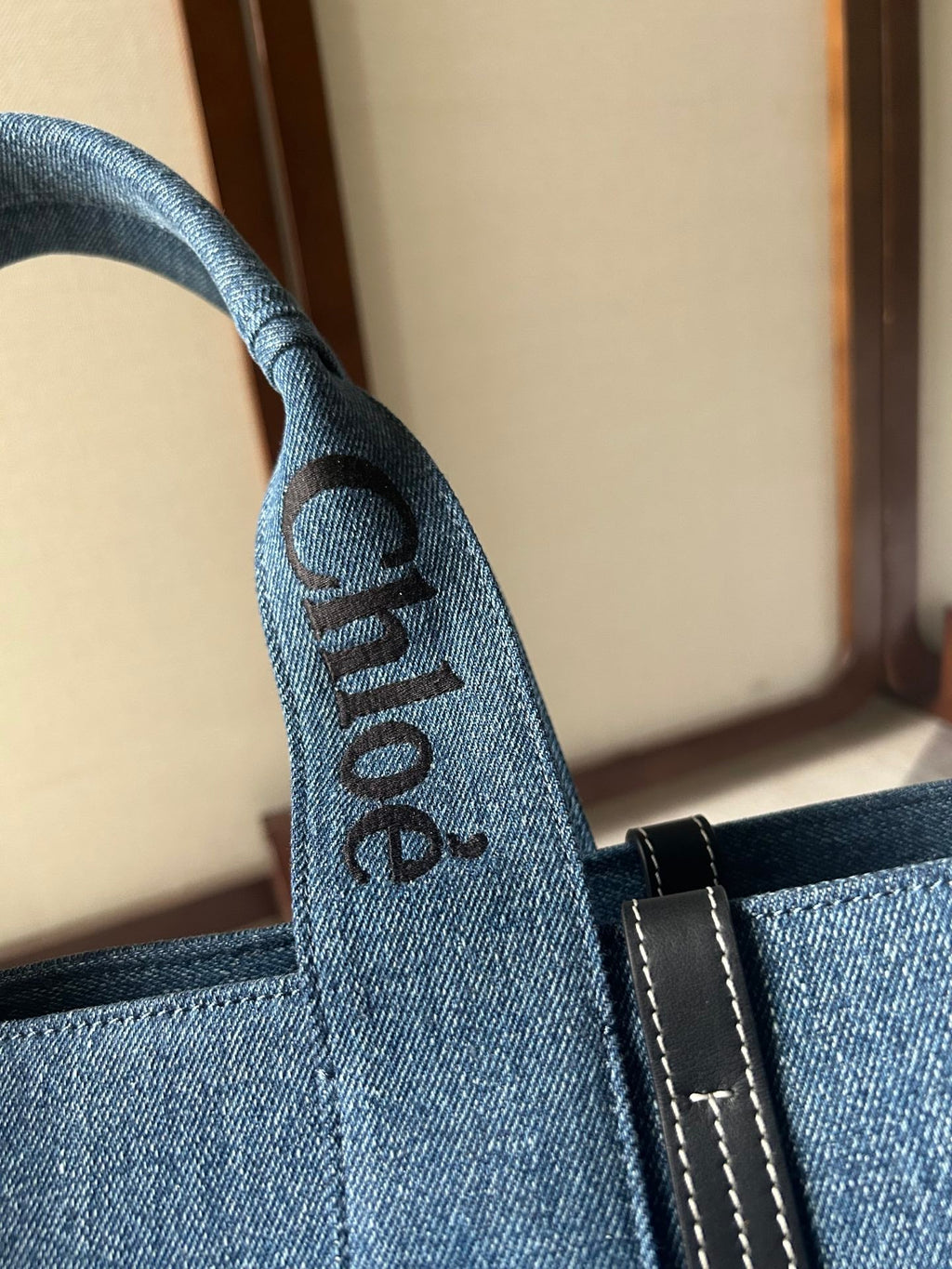 CHLOE LAGRE WOODY TOTE BAG 45 IN BLUE DENIM BLACK CALFSKIN