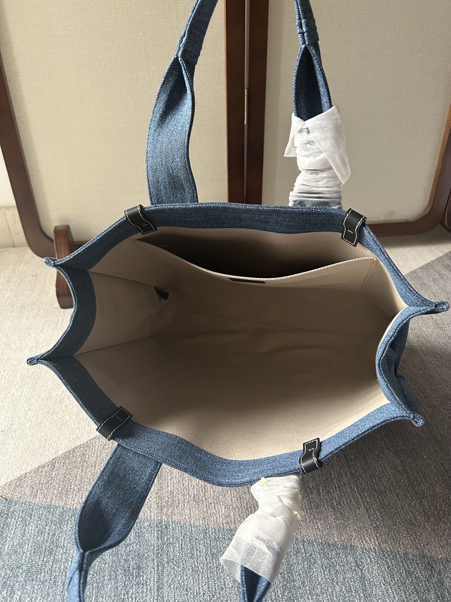 CHLOE LAGRE WOODY TOTE BAG 45 IN BLUE DENIM BLACK CALFSKIN