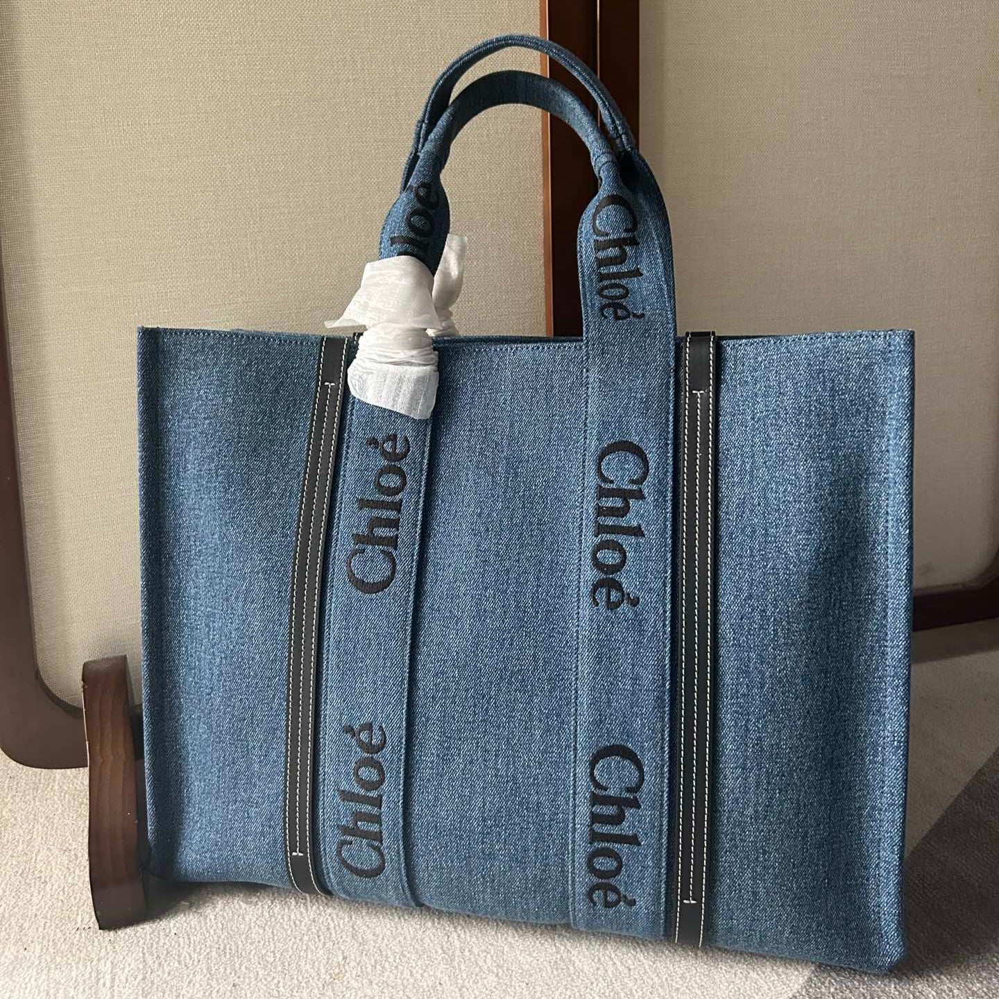 CHLOE LAGRE WOODY TOTE BAG 45 IN BLUE DENIM BLACK CALFSKIN