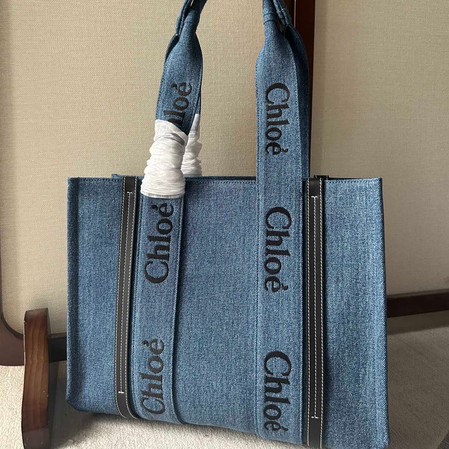 CHLOE MEDIUM WOODY TOTE BAG 37 IN BLUE DENIM BLACK CALFSKIN