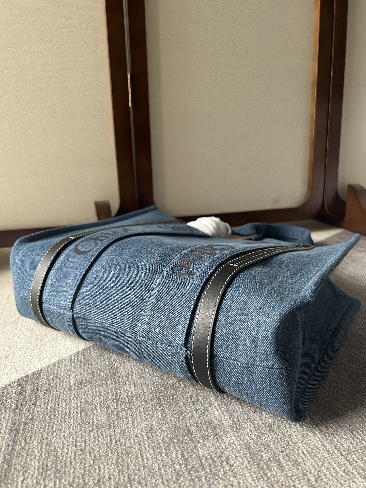 CHLOE MEDIUM WOODY TOTE BAG 37 IN BLUE DENIM BLACK CALFSKIN