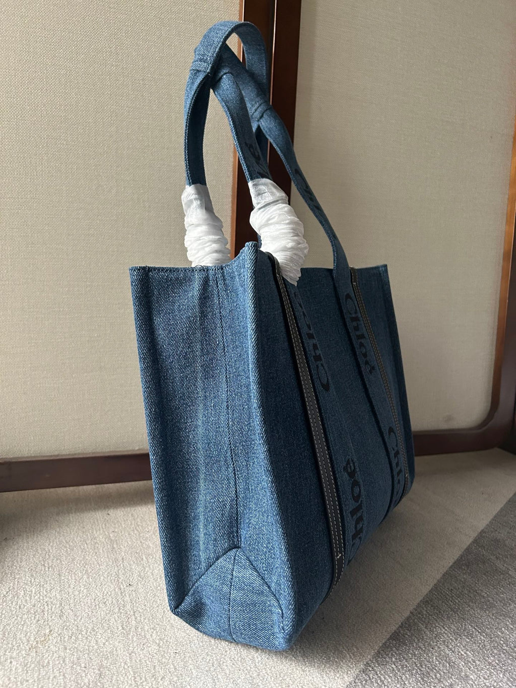 CHLOE MEDIUM WOODY TOTE BAG 37 IN BLUE DENIM BLACK CALFSKIN