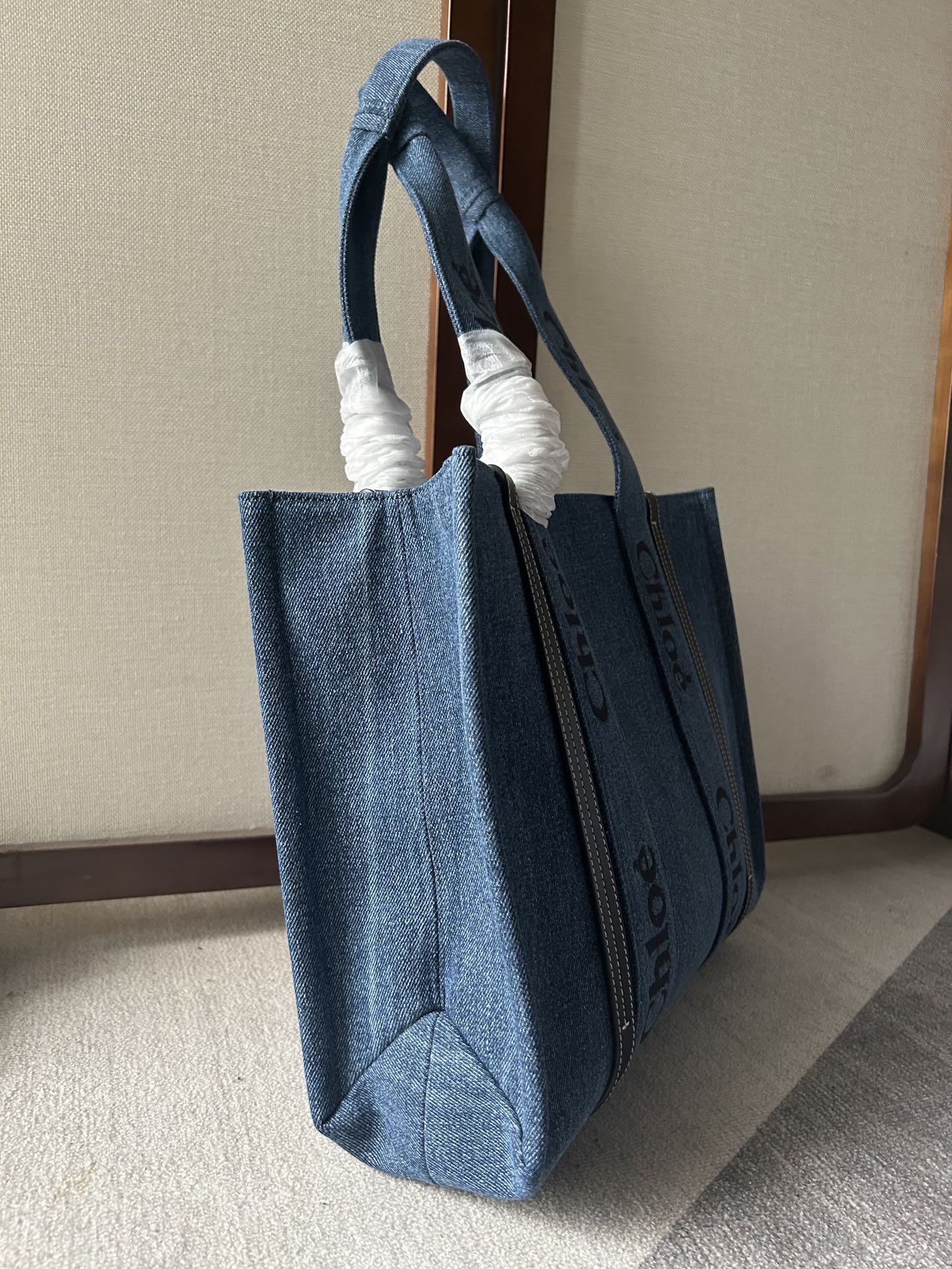 CHLOE MEDIUM WOODY TOTE BAG 37 IN BLUE DENIM BLACK CALFSKIN