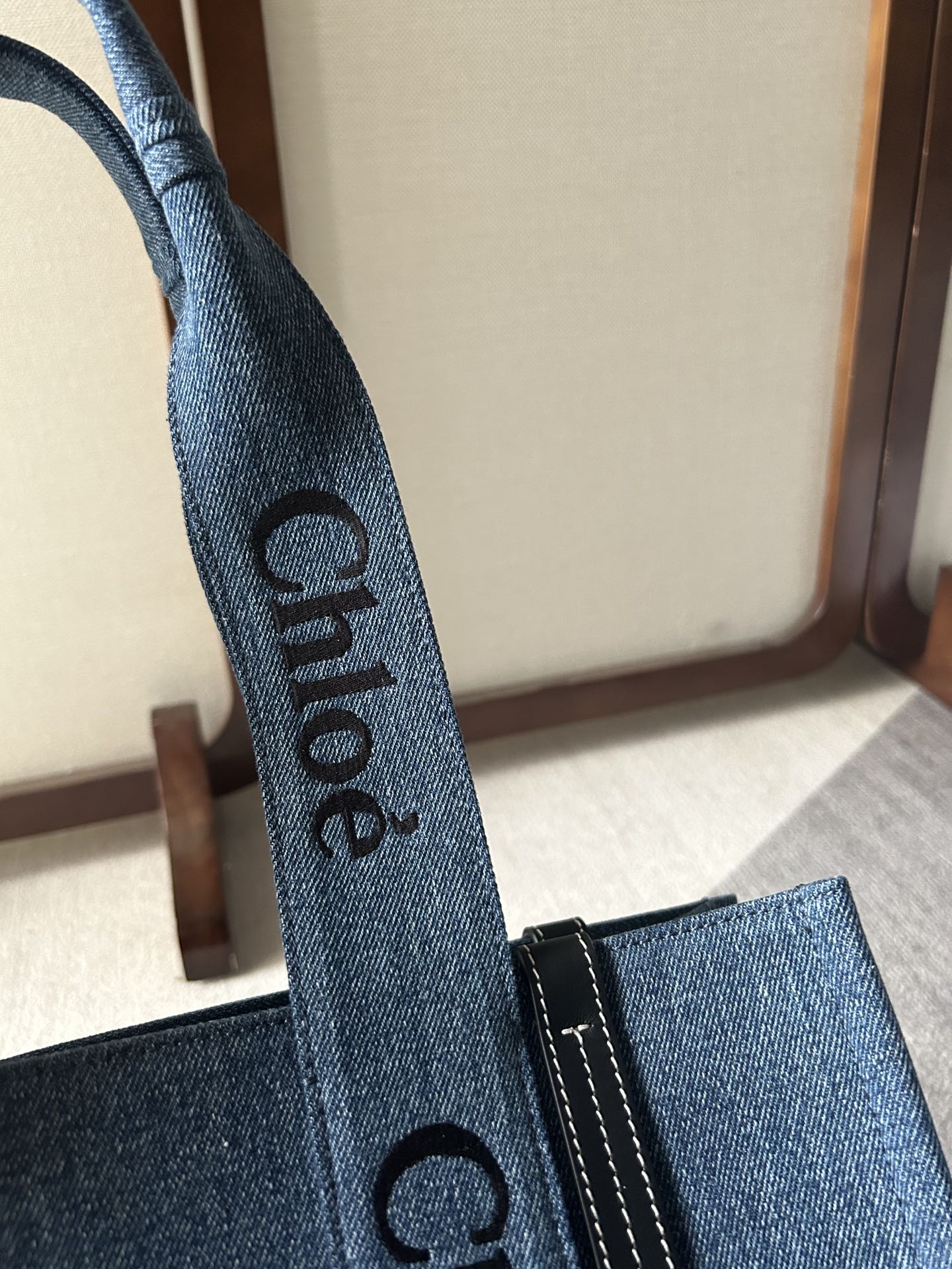 CHLOE MEDIUM WOODY TOTE BAG 37 IN BLUE DENIM BLACK CALFSKIN