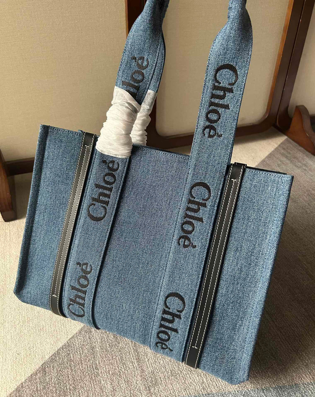 CHLOE MEDIUM WOODY TOTE BAG 37 IN BLUE DENIM BLACK CALFSKIN