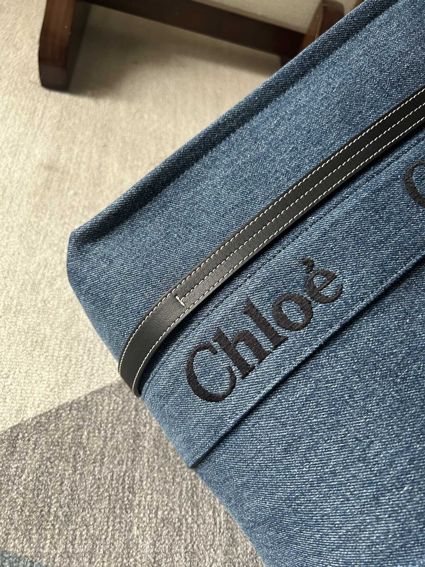 CHLOE MEDIUM WOODY TOTE BAG 37 IN BLUE DENIM BLACK CALFSKIN